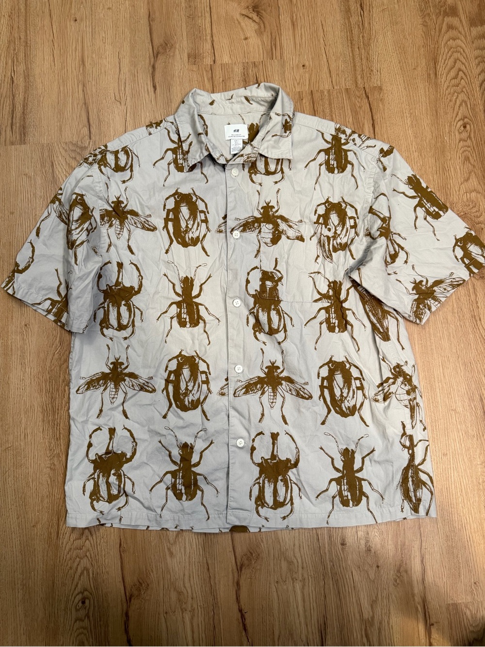 H&M Beige Short-Sleeve Button-Up Shirt- Last Of The Bugs Noah Kahan Style